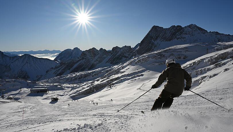 Bei Sonnenschein und unter blauem Himmel sind auf der Zuspitze Wintersportler in die Saison gestartet. Bei Sonnenschein und unter blauem Himmel sind auf der Zuspitze Wintersportler in die Saison gestartet.