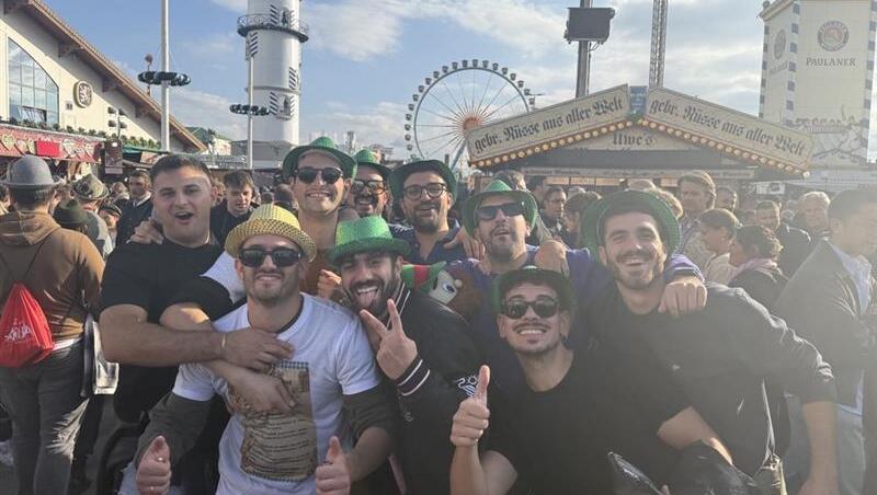 Rocco (Mitte unten) und seine Freunde sind extra aus Apulien zum Italiener-Wochenende auf der Wiesn angereist – ihre Unterkunft haben sie im rund 60 Kilometer entfernten Augsburg gefunden.