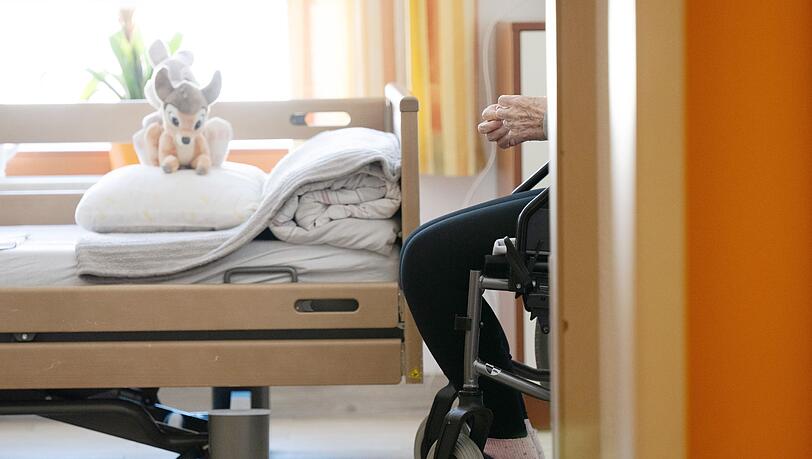 Gesundheitsministerin Warken stehen bei Pflegereform schwierige Verhandlungen bevor. (Archivbild)