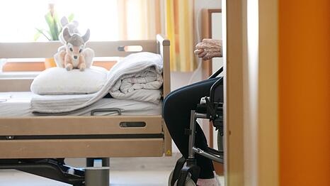 Gesundheitsministerin Warken stehen bei Pflegereform schwierige Verhandlungen bevor. (Archivbild)