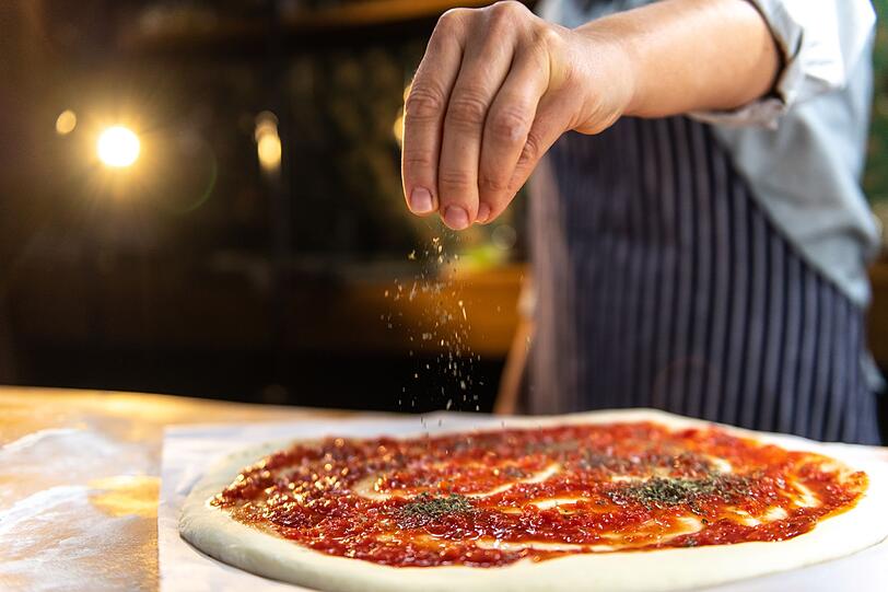 Auch sehr beliebt ist Oregano - ein Gewürz, das auf Pizzen und in Nudelsaucen nicht fehlen darf und sehr gut zu Thymian und Rosmarin passt. Frischer Rosmarin ist ebenfalls ein Allrounder und passt zu Ofenkartoffeln, Hühnchen, Lamm, Fisch, Käse und Tomaten. Auch Petersilie darf in der mediterranen Küche nicht fehlen und wird frisch über Gerichte gestreut. Auch sehr beliebt ist Oregano - ein Gewürz, das auf Pizzen und in Nudelsaucen nicht fehlen darf und sehr gut zu Thymian und Rosmarin passt. Frischer Rosmarin ist ebenfalls ein Allrounder und passt zu Ofenkartoffeln, Hühnchen, Lamm, Fisch, Käse und Tomaten. Auch Petersilie darf in der mediterranen Küche nicht fehlen und wird frisch über Gerichte gestreut.