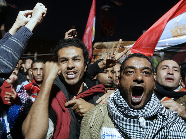 Husni Mubarak tritt zurück - und die Menschen auf Ägyptens Straßen jubeln. Mit ihrem tagelangen Protest zwangen sie den Präsidenten, sein Amt niederzulegen.