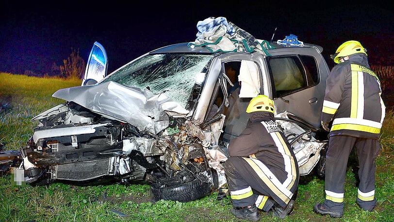 Trümmerfeld auf der Straße: Beide Fahrzeuge sind komplett zerstört, einer der Fahrer starb noch am Unfallort.