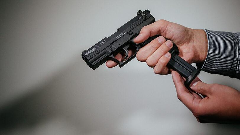 Mit einer Waffe in der Hand hat ein Mann am Freitag eine Bankfiliale in Alling überfallen. (Symbolbild)