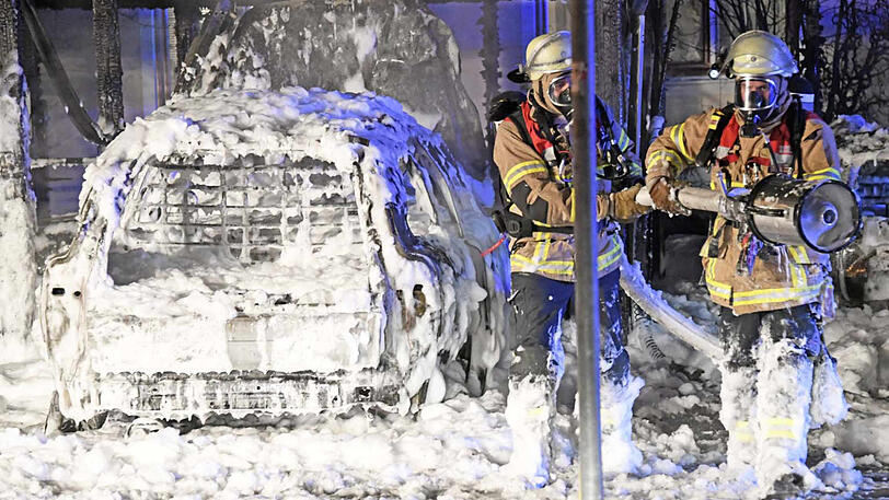 Schaum soweit das Auge reicht: Die Bilder vom Feuerwehreinsatz in Neubiberg, wo eine Garage komplett abgebrannt ist.