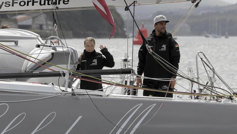 Greta Thunberg (l), winkt von Board der Hochseejacht "Malizia", neben ihr der Hamburger Skipper Boris Herrmann. Greta Thunberg (l), winkt von Board der Hochseejacht "Malizia", neben ihr der Hamburger Skipper Boris Herrmann.