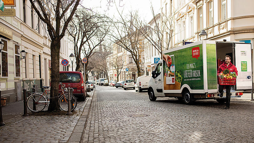 Beim REWE Lieferservice können Sie Ihren Supermarkteinkauf online bestellen und frisch gekühlt nach Hause liefern lassen. Beim REWE Lieferservice können Sie Ihren Supermarkteinkauf online bestellen und frisch gekühlt nach Hause liefern lassen.