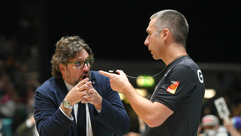 FCBB-Coach Andrea Trinchieri (l.) wurde des Feldes verwiesen.