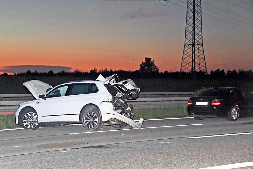 Der 22-jährige Tiguan-Fahrer und seine Beifahrerin wurden schwer verletzt. Sie kamen mit dem Rettungshubschrauber beziehungsweise mit einem Rettungswagen ins Krankenhaus.