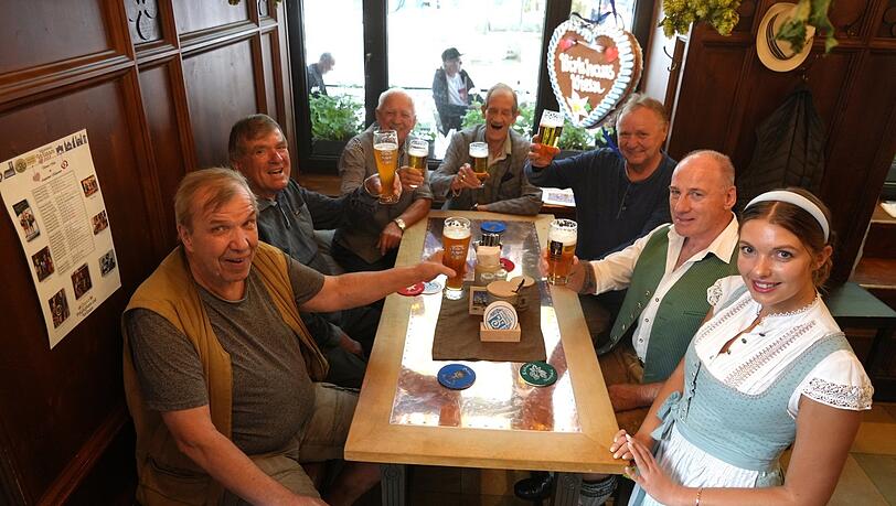 Peter (62), Anderl (80), Peter (77), Bernhardt (71), Max (68), Richard (64) mit Klosterwirt-Hostess Blazena. Peter (62), Anderl (80), Peter (77), Bernhardt (71), Max (68), Richard (64) mit Klosterwirt-Hostess Blazena.