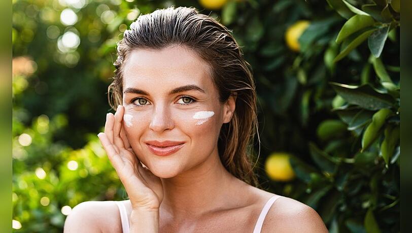 Sonnenschutz ist inzwischen nicht mehr nur im Sommer ein wichtiges Thema wie der TikTok-Trend "Sunscreen-Make-up" zeigt.