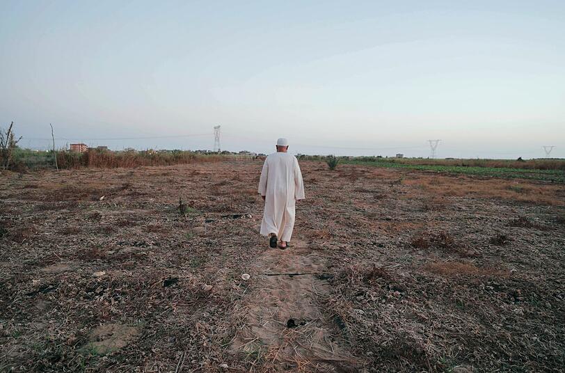 Der Landwirt Hamed Kori steht auf seinem Land im Nildelta in &Auml;gypten, wo der steigende Meeresspiegel im Mittelmeer und das Eindringen von Salzwasser langsam einige der fruchtbarsten Ackerfl&auml;chen der Welt verschlingen.