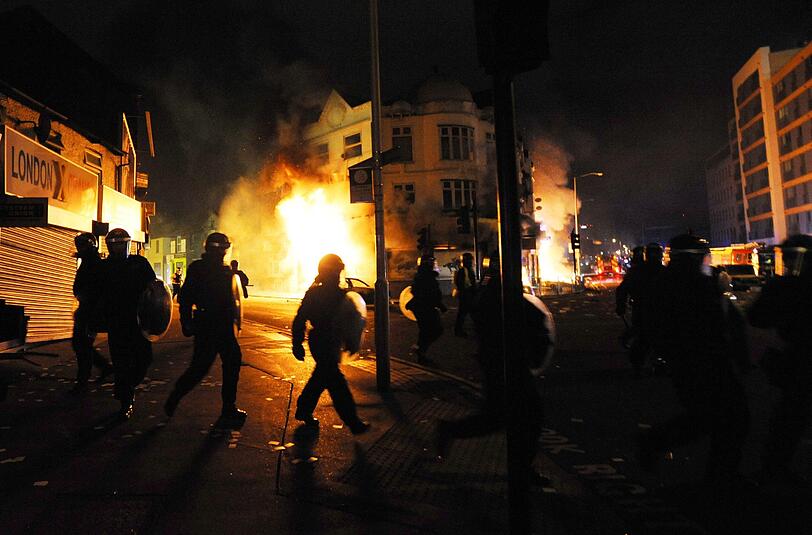 Brennende Autos, aufgebrochene Läden, Gewalt gegen Polizeibeamte und jetzt der erste Tote - seit Samstag Abend dauern die Krawalle in London an.