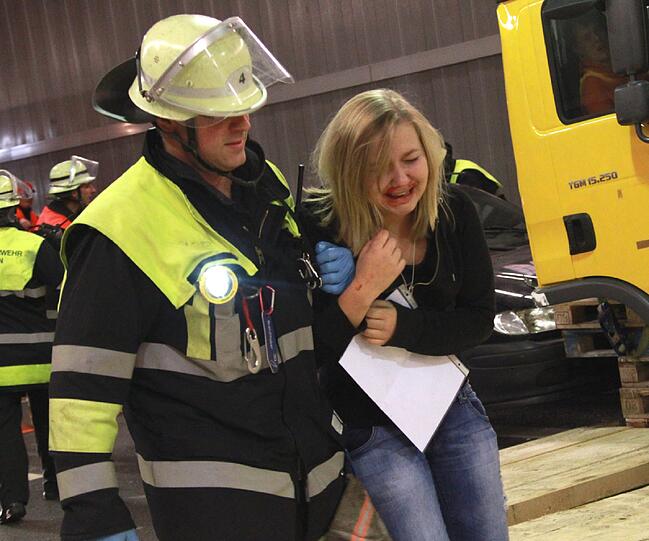Ein schwerer Autounfall im Tunnel, klaffende Wunden, schreiende Verletzte: Rettungskräfte haben den Ernstfall im Richard-Strauss-Tunnel geprobt. Die AZ war dabei und hat den großen Übungseinsatz verfolgt.