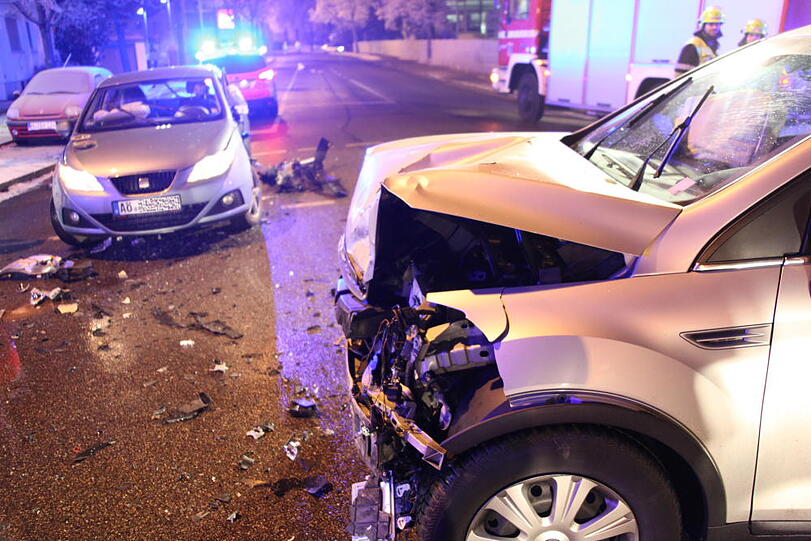 Zwei Leichtverletzte gab es am frühen Morgen gegen sechs Uhr in Waldkraiburg, als ein Seat einem Ford die Vorfahrt nahm. Die Bilder...