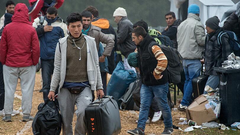 Die Schnellverfahren können in Zukunft auch für jene greifen, die falsche Angaben gemacht oder Dokumente zurückgehalten haben. Die Schnellverfahren können in Zukunft auch für jene greifen, die falsche Angaben gemacht oder Dokumente zurückgehalten haben.