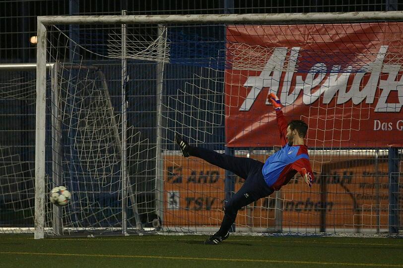 Ohne Chance im Elfmeterschießen: Torwart Sebastian Schädler von Real Hinterbrühl fliegt ins Leere.