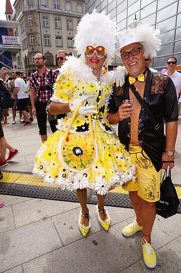Die große CSD-Politparade erlebte in diesem Jahr einen neuen Teilnehmerrekord: 87 Fußgruppen und Paradewagen hatten sich angemeldet.