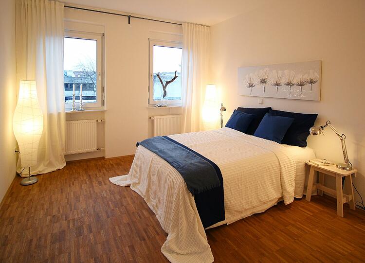 Doch der liebtste Ort der Deutschen ist natürlich das heimische Schlafzimmer. 91 Prozent nannten das eigene Schlafgemach. Kleines Kuriosum: Fünf Prozent aller Teilnehmer gaben an, dass keiner der genannten Orte auf sie zutrifft. Da blüht die Fantasie.