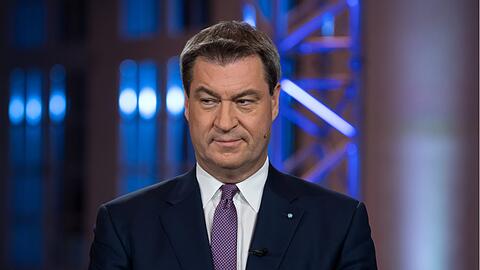 Markus Söder (CSU), Ministerpräsident von Bayern, steht vor dem TV-Duell vor der Landtagswahl in einem Fernsehstudio des Bayerischen Rundfunks.