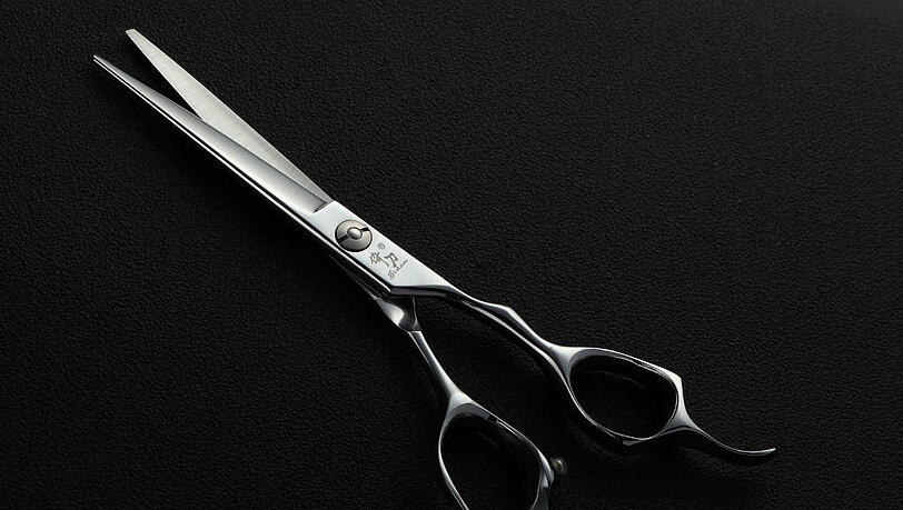 Geeignete Scheren verhindern das Quetschen der Haare sowie Spliss, wenn Sie Ihre Haare schneiden. Geeignete Scheren verhindern das Quetschen der Haare sowie Spliss, wenn Sie Ihre Haare schneiden.