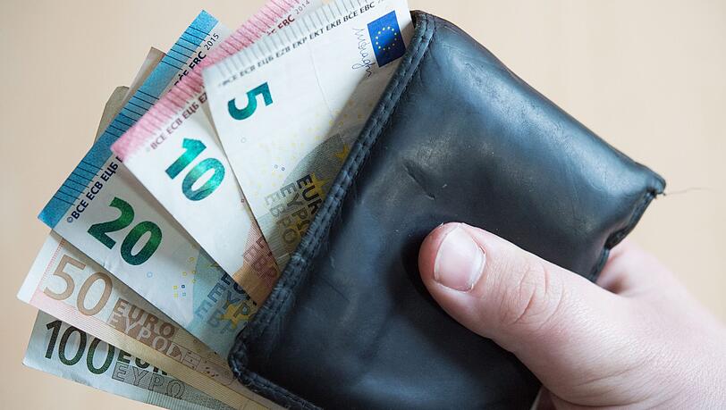 Ein gut bestückter Geldbeutel wurde auf dem Autodach vergessen. (Symbolbild) Ein gut bestückter Geldbeutel wurde auf dem Autodach vergessen. (Symbolbild)