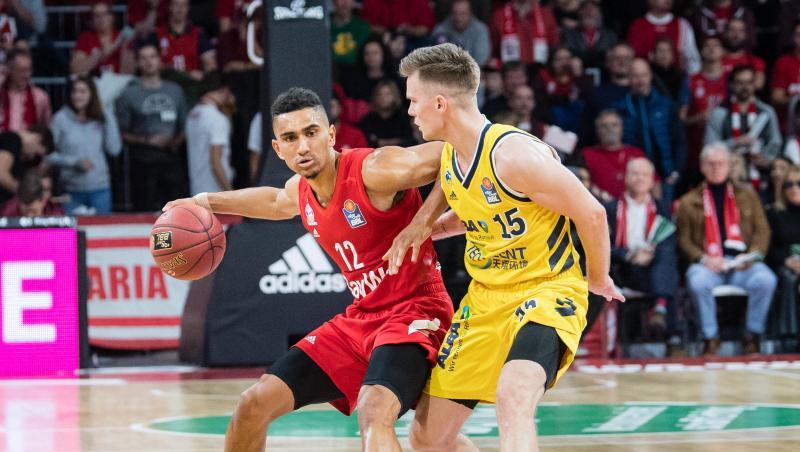 Bayern-Spielmacher Maodo Lo (l) wird von Martin Hermannsson von Alba Berlin verteidigt. Bayern-Spielmacher Maodo Lo (l) wird von Martin Hermannsson von Alba Berlin verteidigt.