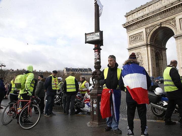 Teilnehmer der "Gelbwesten"-Proteste versammeln sich in der Nähe des Arc de Triomphe, bevor sie durch Paris marschieren.