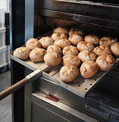 Jede Semmel ist von Hand gedreht - und das schmeckt man. Jede Semmel ist von Hand gedreht - und das schmeckt man.