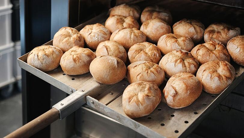 Jede Semmel ist von Hand gedreht - und das schmeckt man. Jede Semmel ist von Hand gedreht - und das schmeckt man.