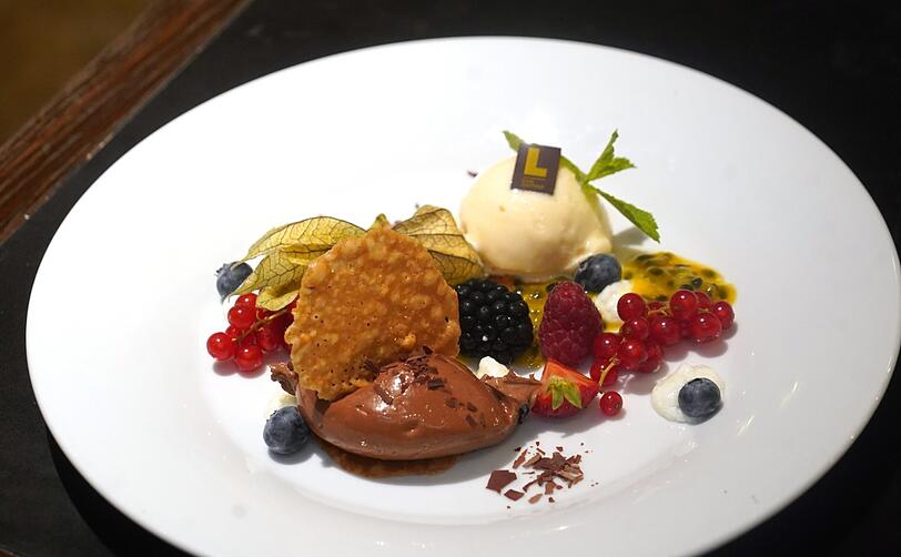 Fünfter Gang: Espresso-Mousse im Früchtebeet mit Melonensorbet, Passionsfrucht und Joghurt.