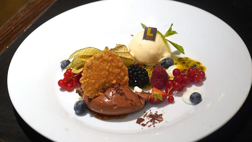 Fünfter Gang: Espresso-Mousse im Früchtebeet mit Melonensorbet, Passionsfrucht und Joghurt.