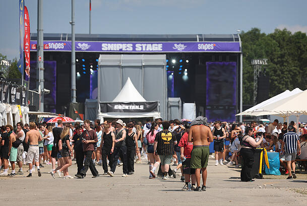 Festivalbesucher stehen an der Messe Riem auf dem Gelände des Rolling-Loud-Festivals vor der Snipes Stage. Bei dem großen Rap-Festival mit mehr als 40 000 Besuchern war es zuvor zu Ausschreitungen und zu Verletzten gekommen. Festivalbesucher stehen an der Messe Riem auf dem Gelände des Rolling-Loud-Festivals vor der Snipes Stage. Bei dem großen Rap-Festival mit mehr als 40 000 Besuchern war es zuvor zu Ausschreitungen und zu Verletzten gekommen.