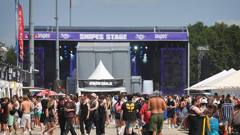 Festivalbesucher stehen an der Messe Riem auf dem Gelände des Rolling Loud-Festivals vor der Snipes-Stage.