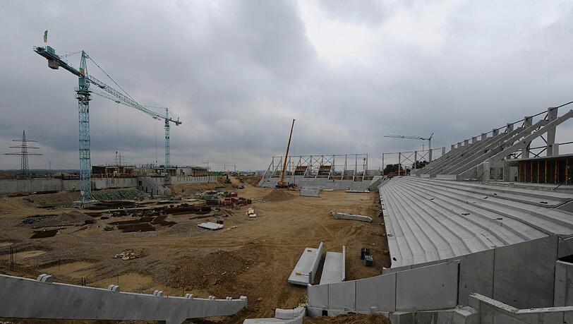 Dort, wo momentan noch fleißig gebaut wird, sollen 2011 WM-Spiele stattfinden. Augsburg ist eine von neun Gastgeberstädten für die Frauen-Fußball-WM 2011. Dort, wo momentan noch fleißig gebaut wird, sollen 2011 WM-Spiele stattfinden. Augsburg ist eine von neun Gastgeberstädten für die Frauen-Fußball-WM 2011.