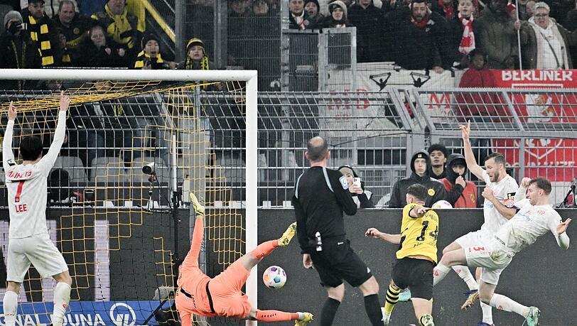 Sepp Van Den Berg (r) erzielte den Mainzer Ausgleich in Dortmund.