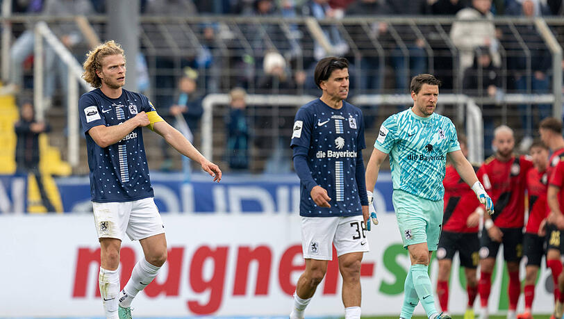 Waren nach der 2:3-Niederlage gegen Wehen Wiesbaden sichtlich enttäuscht: Die Löwen um Keeper René Vollath.