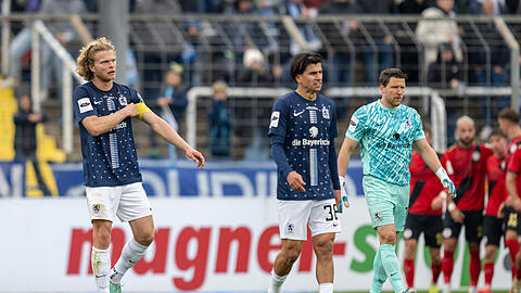 Waren nach der 2:3-Niederlage gegen Wehen Wiesbaden sichtlich enttäuscht: Die Löwen um Keeper René Vollath.