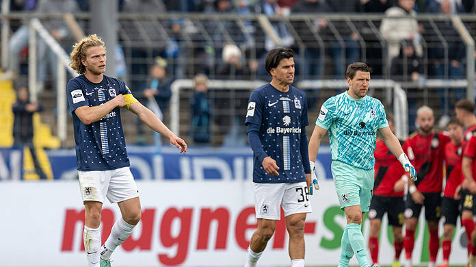 Waren nach der 2:3-Niederlage gegen Wehen Wiesbaden sichtlich enttäuscht: Die Löwen um Keeper René Vollath.