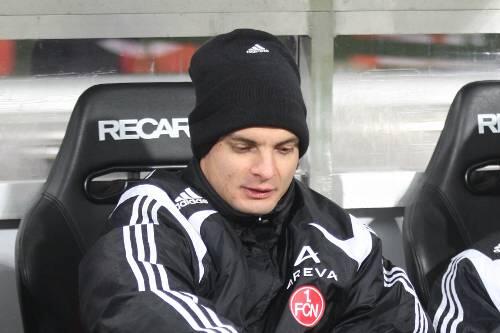 Vielleicht braucht Angelos Charisteas seine Pudelmütze, denn am Samstag, 3. Januar ist Trainingsauftakt beim Club im kalten Nürnberg und bislang kein Interessent in Sicht.
