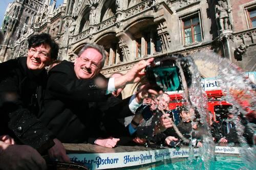 Da hofften OB Ude und seine Stellvertreterin Christine Strobl noch auf ein prall gefülltes Stadtsäckel.
