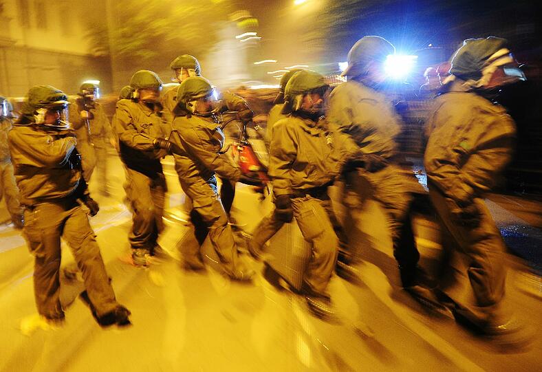 Ein Großaufgebot der Polizei versucht in der Nacht auf den 1. Mai, in der es in jedem Jahr zu gewaltsamen Ausschreitungen kommt, für Ordnung zu sorgen. Die Bilder