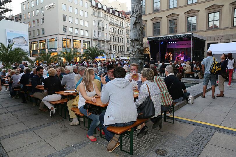 Bis in den späten Abend hinein waren die Lokale gut gefüllt: Snacks und Getränke gab es auch auf der Kaufingerstraße.