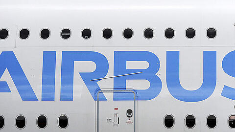 Die indische Billigflugairline will mehr als 100 Mittelstreckenjets von Boeing und Airbus bestellen. Die Nachfrage in Indien steigt, da sich immer mehr Menschen Flugreisen leisten können.