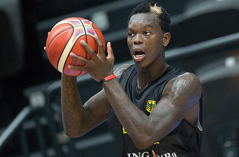 Er ist frech, lässt Dirk Nowitzki mitunter alt aussehen und seine gefärbte Haarsträhne hat ein eigenes Hashtag: Dennis Schröder.