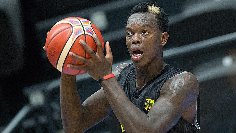 Er ist frech, lässt Dirk Nowitzki mitunter alt aussehen und seine gefärbte Haarsträhne hat ein eigenes Hashtag: Dennis Schröder. Er ist frech, lässt Dirk Nowitzki mitunter alt aussehen und seine gefärbte Haarsträhne hat ein eigenes Hashtag: Dennis Schröder.