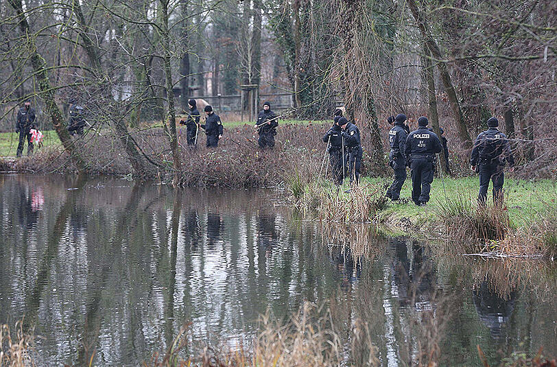 Polizisten suchen im Wiesentheider Schlosspark nach Spuren.