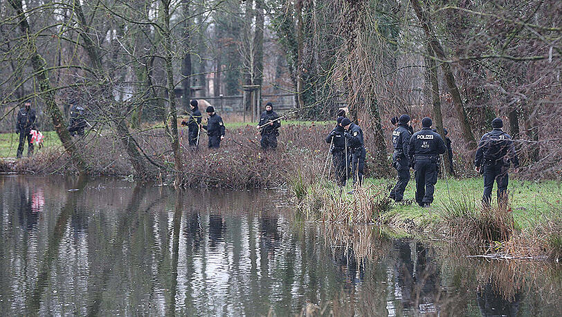 Polizisten suchen im Wiesentheider Schlosspark nach Spuren. Polizisten suchen im Wiesentheider Schlosspark nach Spuren.