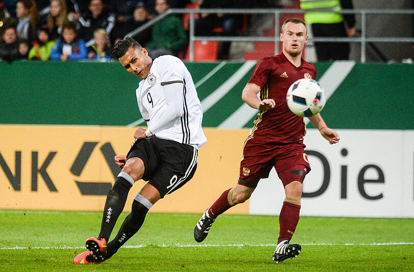 Davie Selke (l) von Deutschland trifft zum 3:1 gegen Russland.
