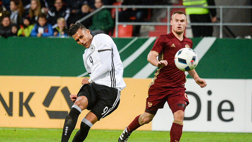 Davie Selke (l) von Deutschland trifft zum 3:1 gegen Russland. Davie Selke (l) von Deutschland trifft zum 3:1 gegen Russland.